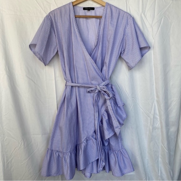 Pinstripe V Neck Ruffle Wrap Dress Size Medium Tie Waist Romeo + Juliet Couture - Picture 1 of 11